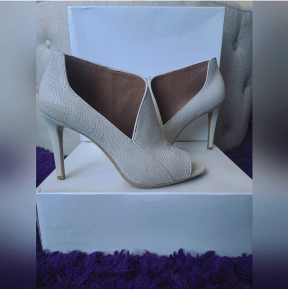 Calvin Klein White Cream Open Toe Heels - Picture 2 of 11